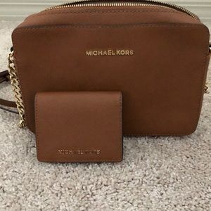 Michael Kors crossbody WITH wallet ✨✨
